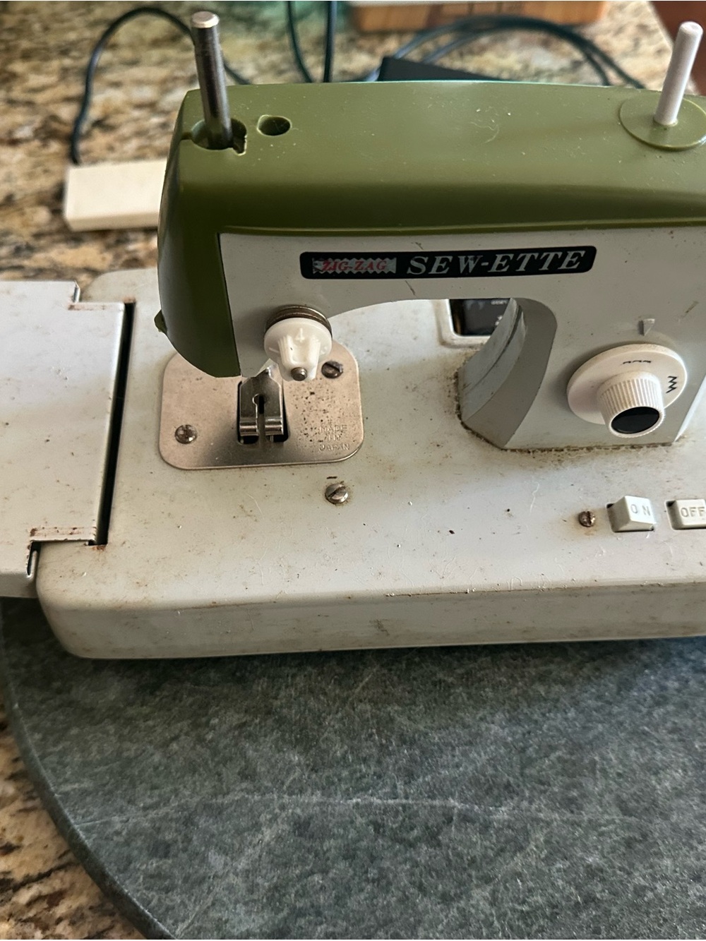 Zig-Zag Olive Green and Cream Sewing Machine - Picture 5 of 8